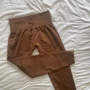 NVGTN brown solid seamless leggings size M